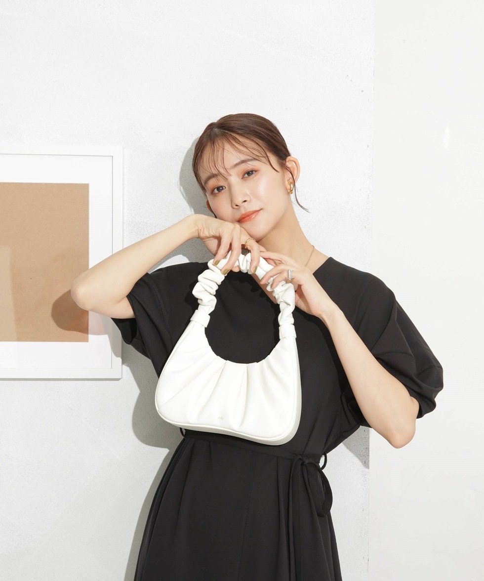 Gabbi Ruched Hobo Handbag / アイボリー | 6713232582 | ナノ